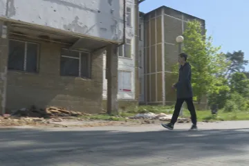 Irpiň opravují obyvatelé, kteří se do města vrátili. Včetně chlapce, jehož zachytila v březnu kamera ČT