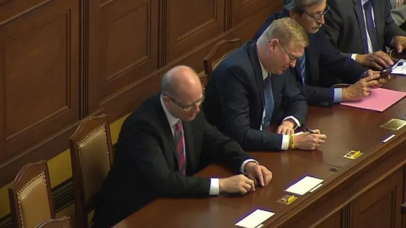 Rozhodnou poslanci o svých platech?