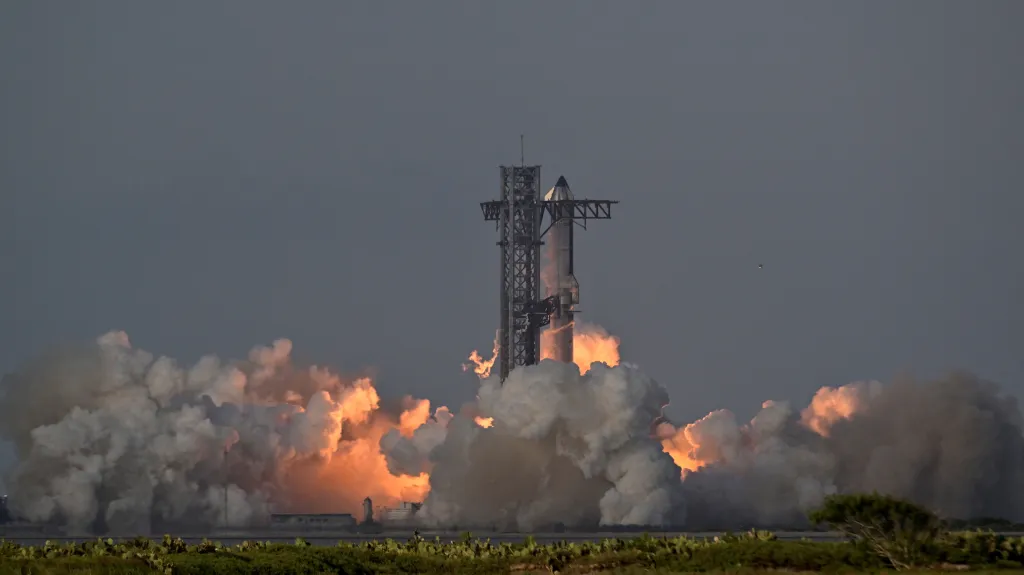 Kosmická loď Starship vzlétá k desátému zkušebnímu letu z kosmodromu v Texasu (26. srpna 2025)