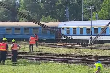 Na Brněnsku vykolejil vlak. Hasiči z něj evakuovali 150 lidí