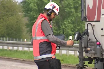 Část dálnice D2 je opět rozkopaná. V první etapě ji opravují ve směru na Bratislavu