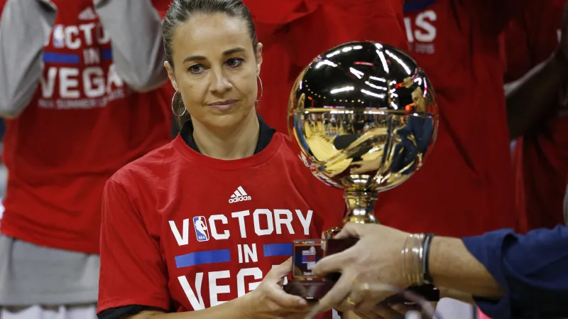 Backy Hammonová přebírá trofej