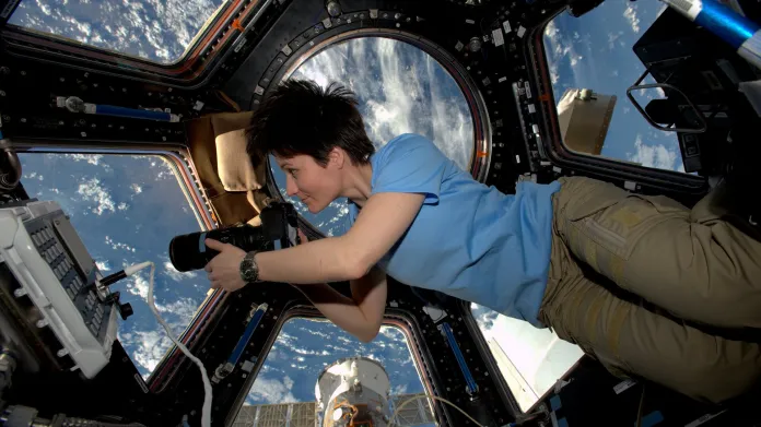 Italka Samantha Cristoforettiová na ISS