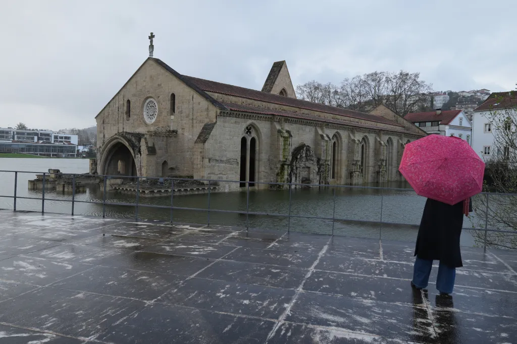 Klášter Santa Clara-a-Velha ve městě Coimbra zaplavila stoupající hladina řeky