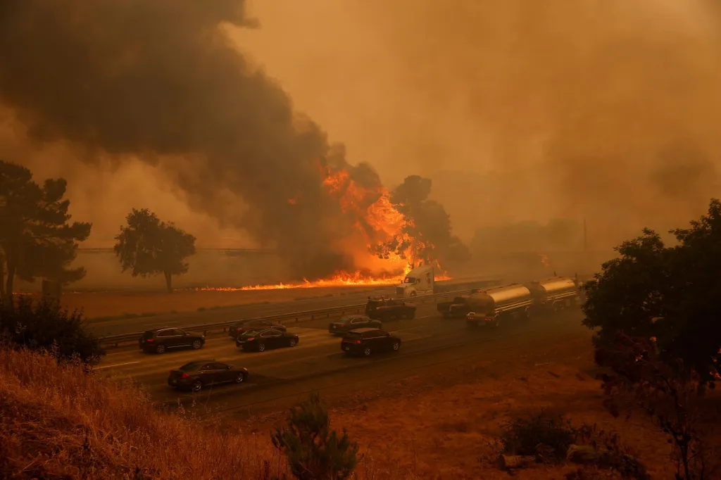 Peklo na zemi připomíná momentální situace v americké Kalifornii. Extrémně suché klima a vlna veder způsobily několik lokálních požárů, které se postupně rozšířily na tisíce akrů půdy. V terénu jsou stovky hasičů včetně těžké techniky a letectva, nicméně se jim stále nedaří dostat požáry pod kontrolu. Lidé ve strachu před plameny opouštějí své domovy a tvoří dlouhé kolony na silnicích
