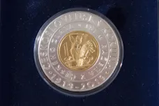 Sto let od zavedení československé koruny připomíná nová mince ze zlata a stříbra