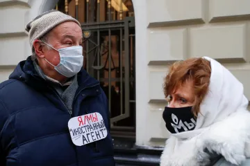 Russia Today chce práva na označení „zahraniční agent“. Dělá si monopol, tvrdí Meduza