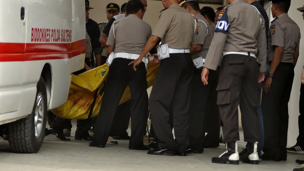 Indonéská policie přenáší pytel s údajnými ostatky teroristy Santosa