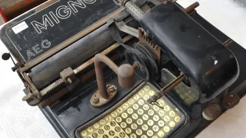 Ukazovátkový psací stroj značky Mignon od firmy AEG