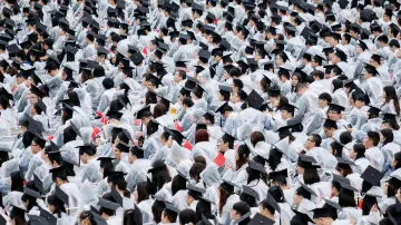 Čínští absolventi vysoké školy ve Wu-chanu