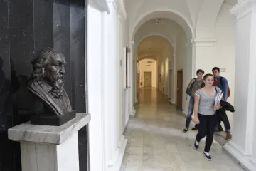 Komenský byl pedagogickým vizionářem. Prosazoval povinnou školní docházku a vzdělání pro všechny