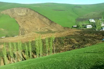 Vesničané se odmítli evakuovat. Sesuv půdy jich čtyřiadvacet usmrtil