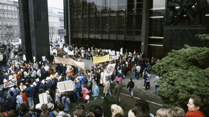 Studentské shromáždění na podporu volby Václava Havla prezidentem před budovou Federálního shromáždění, 19. prosince 1989