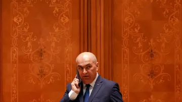 Rumunský premiér Ilie Bolojan během hlasování o nedůvěře vlády (5. května 2026)