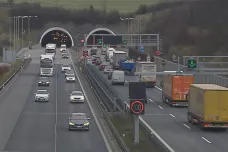 Kvůli nehodě v Klimkovickém tunelu byla u Ostravy téměř dvě hodiny uzavřena D1