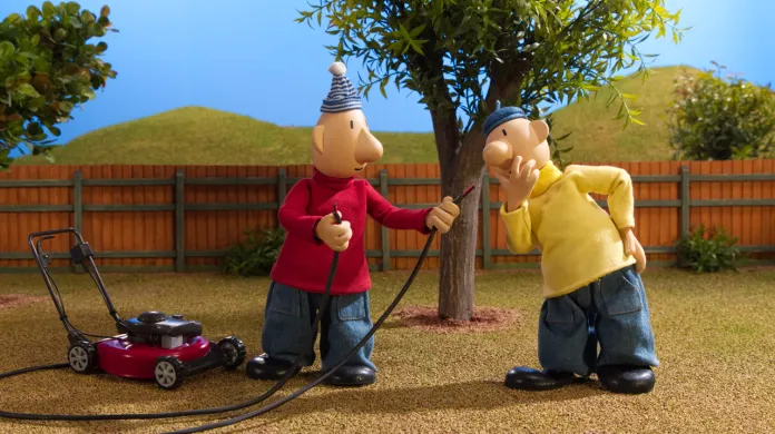 Ukázka z filmu: Pat a Mat instalují solární panel