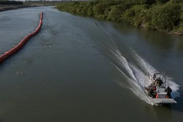 U bariéry z bójí na hranicích s Texasem se našel mrtvý člověk, uvedla mexická vláda
