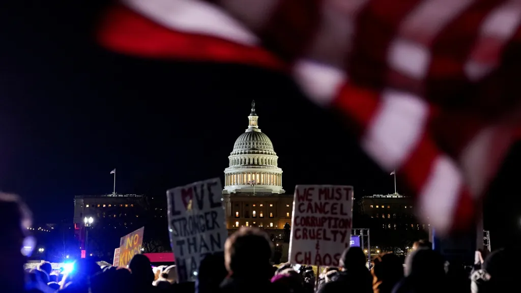 Demonstrace před budovou amerického Kapitolu