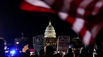 Demonstrace před budovou amerického Kapitolu