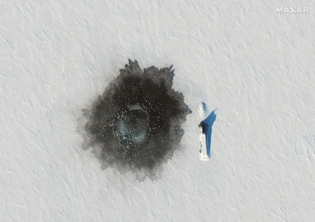 Satelit společnosti Maxar Technologies vyfotografoval z vesmíru ruskou, pod ledem ukrytou ponorku, která je součástí vojenského cvičení u Alexandřiny země v Severním ledovém oceánu
