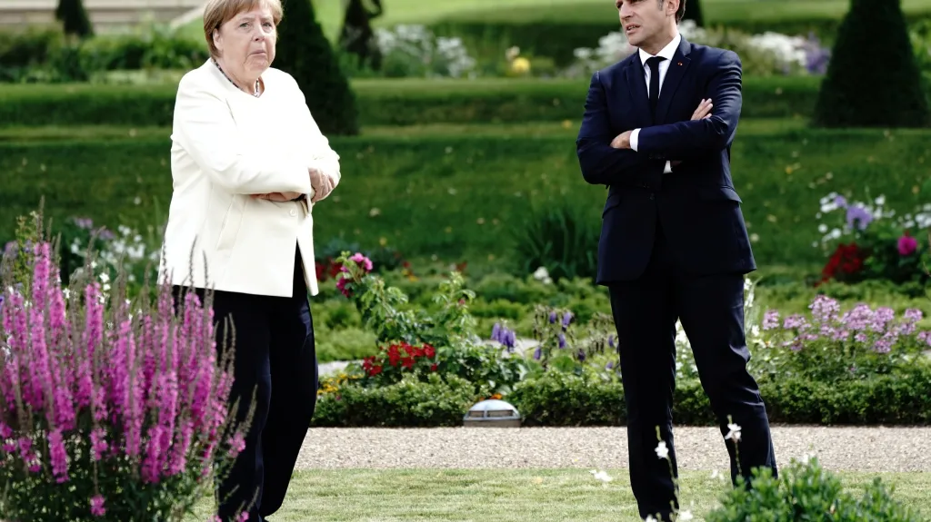 Angela Merkelová a Emmanuel Macron během sekání na zámku Meseberg