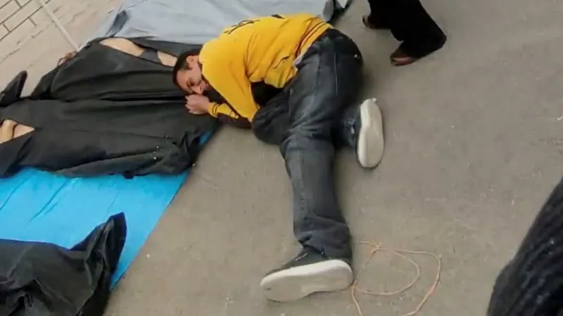 Muž truchlí u těla blízkého před soudním lékařským centrem Kahrizak v Teheránu v Íránu (místo pomocí satelitních snímků potvrdila agentura Reuters, datum vzniku se jí nepodařilo ověřit)