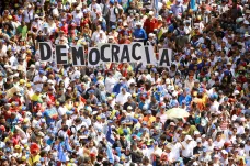 Venezuela na pokraji převratu. USA uznaly lídra opozice prezidentem, další státy se přidávají