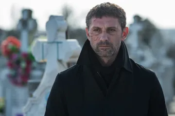 Recenze: Breaking News si neosobní svět médií berou osobně