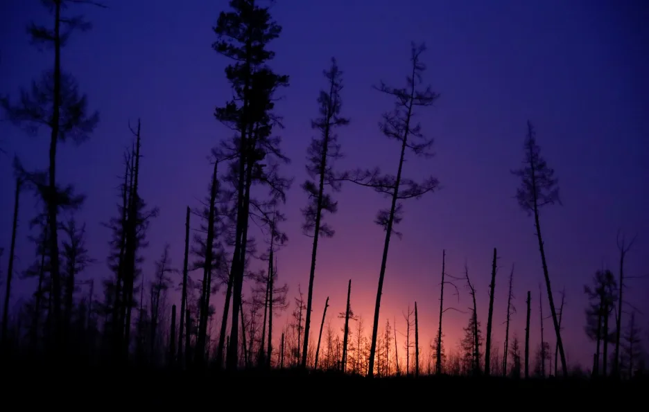 Stromy osvětluje oheň z ropné společnosti Yarakta Oil Field v Rusku