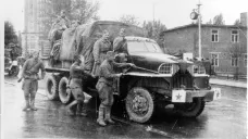 Automobil se sovětskými vojáky ve Zlíně (květen 1945)