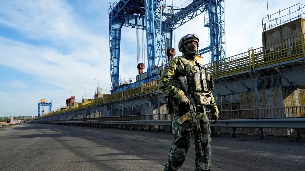 Ruský voják v areálu Kachovské vodní elektrárny v Chersonské oblasti