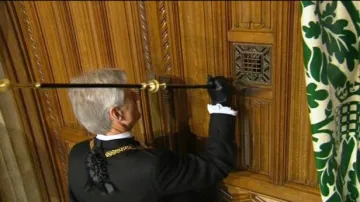 Muž s hůlkou zaťukal na dveře - a Britové mají nový parlament