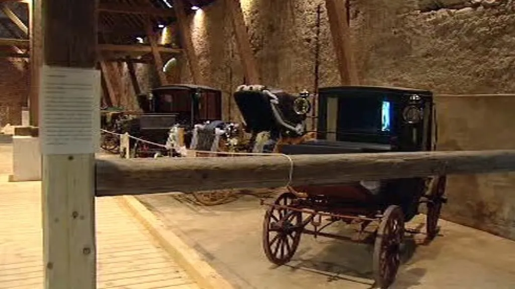 Expozice kočárů na zámku Veltrusy