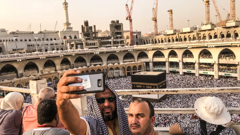 Poutníci si pořizují selfie před Velkou mešitou
