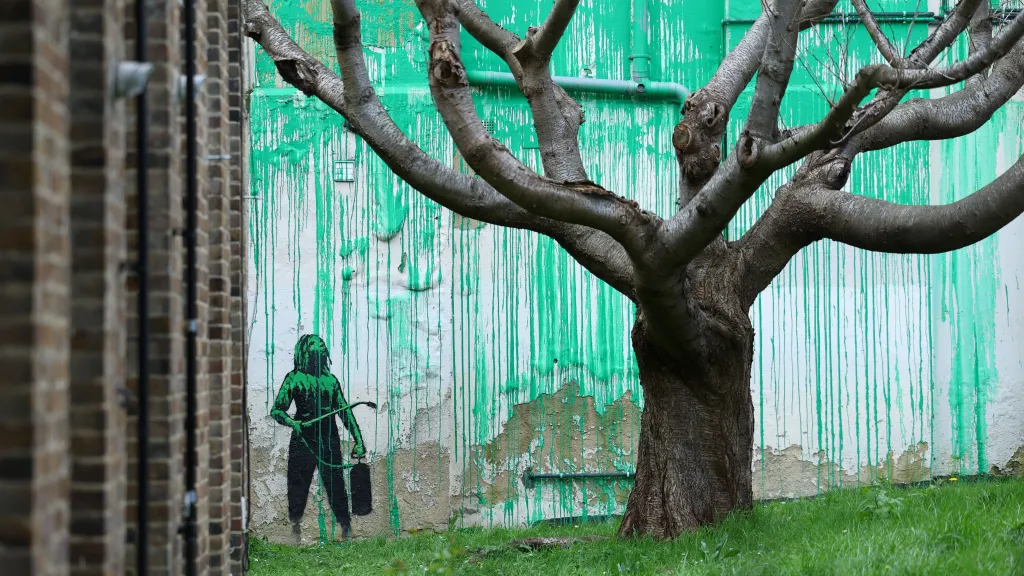 Banksyho graffiti v severním Londýně, holému stromu „domaloval“ listí