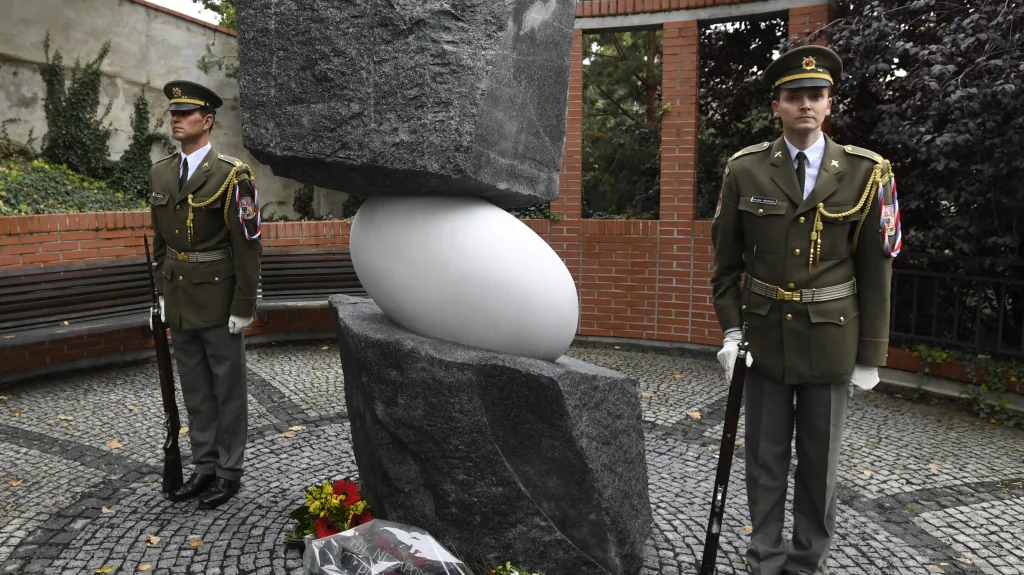 Památník obětem dvou totalitních režimů v pražské Ztracence