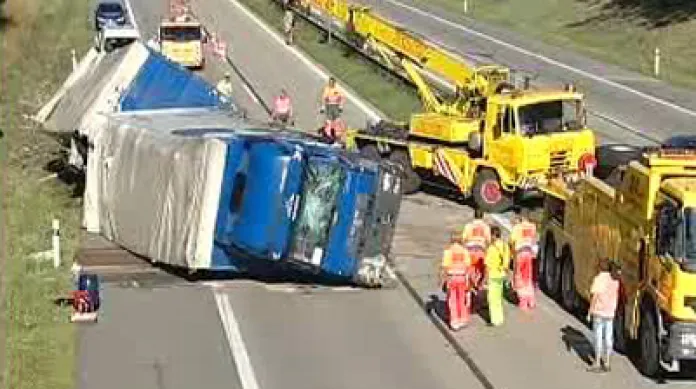Nehoda kamionu ráno zablokovala na čtyři hodiny dálnici D1 u Velké Bíteše na Žďársku ve směru na Brno.
