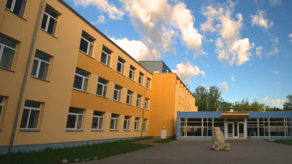 Tallinnská střední škola Mustamäe, jedna z řady škol v Estonsku postavených podle standardizovaného projektu ze sovětské éry