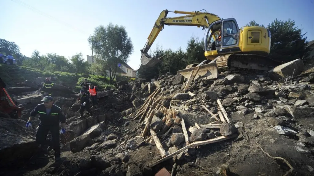 Odklízení trosek po pádu mostu ve Vilémově