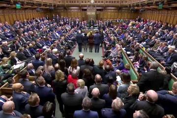 Britští poslanci schválili předčasné volby. Mají se uskutečnit 12. prosince