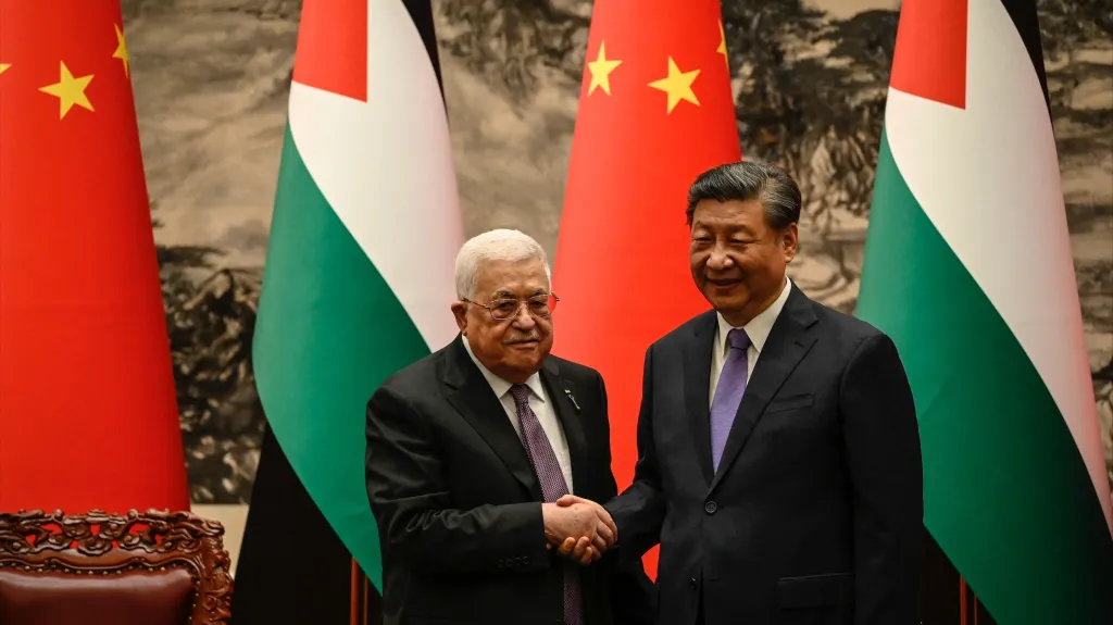 Předseda Palestinské autonomie Mahmúd Abbás s čínským prezidentem Si Ťin-pchingem