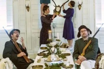 Tanec se vrací do Nultého bodu, Za dveřmi je navíc pouliční divadlo