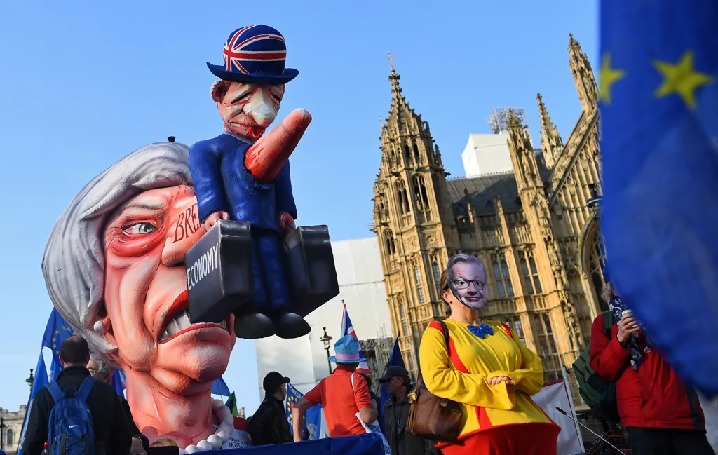 Figurína britské premiérky Theresy Mayové při demonstracích proti brexitu před budovou parlamentu v Londýně.