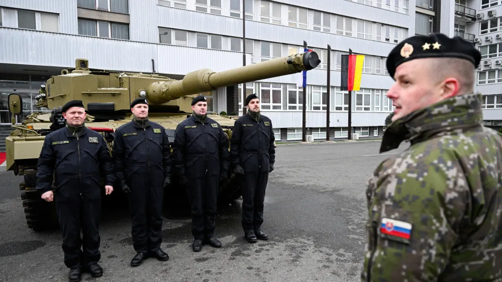Příslušníci slovenské armády vedle tanku Leopard