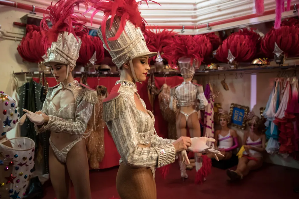 Do zákulisí známého kabaretu Moulin Rouge v Paříži je možné nahlédnout jen výjimečně. Tato příležitost se naskytla při 130. výročí založení podniku