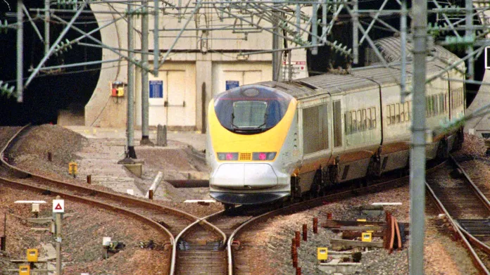 Vlak společnosti Eurostar vjíždí do tunelu pod kanálem La Manche