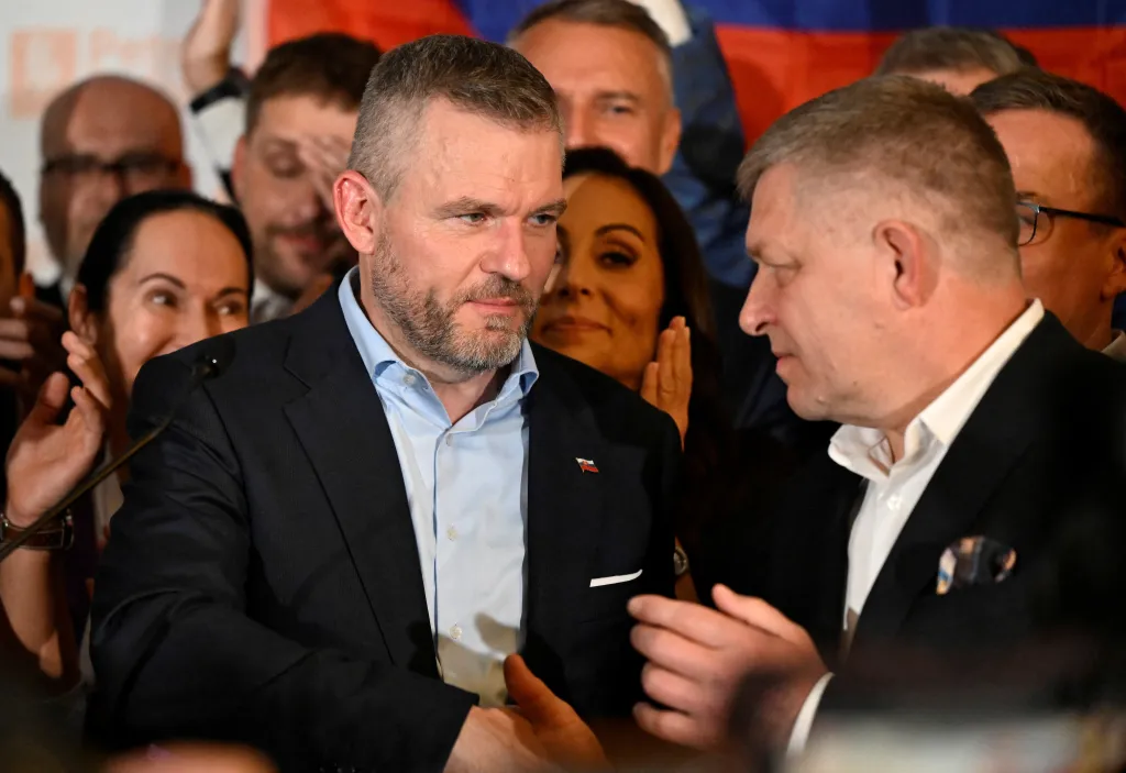 Nově zvolený prezident Peter Pellegrini si podává ruku se slovenským premiérem Robertem Ficem