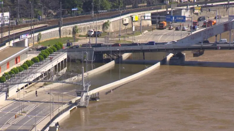 Labe v Ústí pomalu klesá