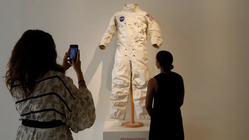 Aukce vesmírných artefaktů