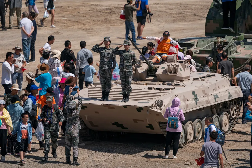 Příslušnice čínské armády salutují během zahajovacího ceremoniálu her